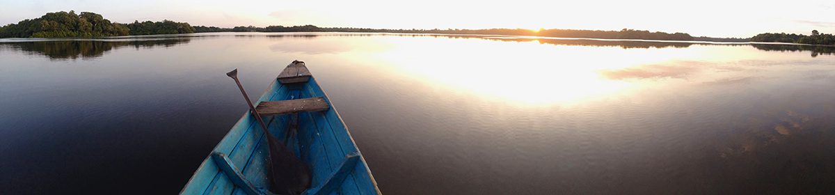 Bateau sur un lac au soleil couchant